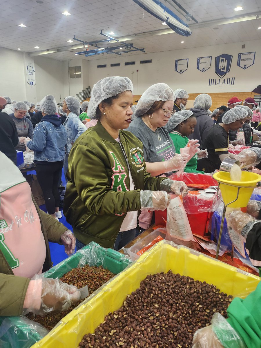 daph1908's tweet image. Monday, we helped package over 100 million meals 4 Million Meals for MLK.

Mom always taught us that volunteering wasn’t optional. That lesson planted a seed that grew into a lifelong commitment 2 helping others beyond our own family. Service is how we build  community!  #Giving