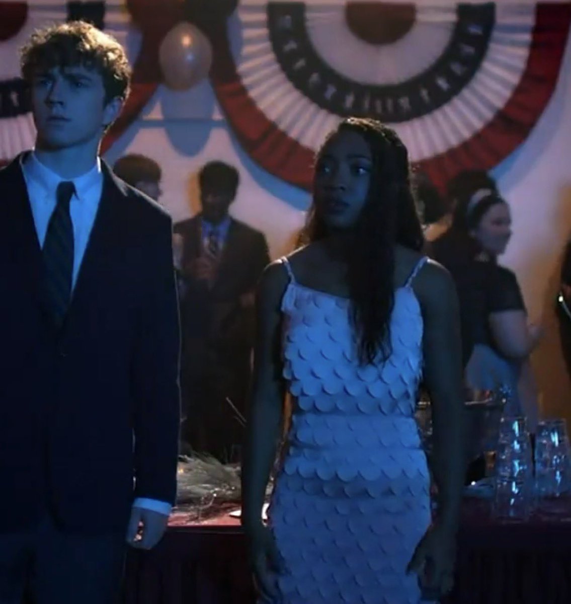 90smoratic's tweet image. El vestido parecen como escamas y Percy es hijo de Poseidon los fanfics se escribieron SOLOS