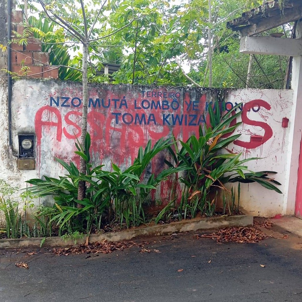 É revoltante, no Dia Nacional do Combate à Intolerância Religiosa, receber a notícia de que o terreiro Nzo Mutá Lombô ye Kayongo Toma Kwiza, em Salvador, foi vilipendiado por supostos "cristãos".

Que Cristo é esse que apoia escrever "assassino" na parede da casa de seu vizinho?