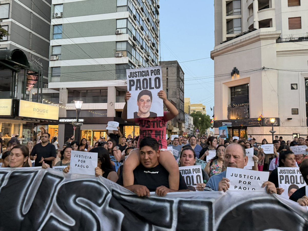 La nena que sostiene el cartel es la hija de Paolo De la Fuente. Siete años. Pide justicia por su papá, asesinado de 15 balazos en Río Cuarto. El agresor lo confundió con otra persona. Rotos.

<a href="/eldoceoficial/">eldoce</a>.