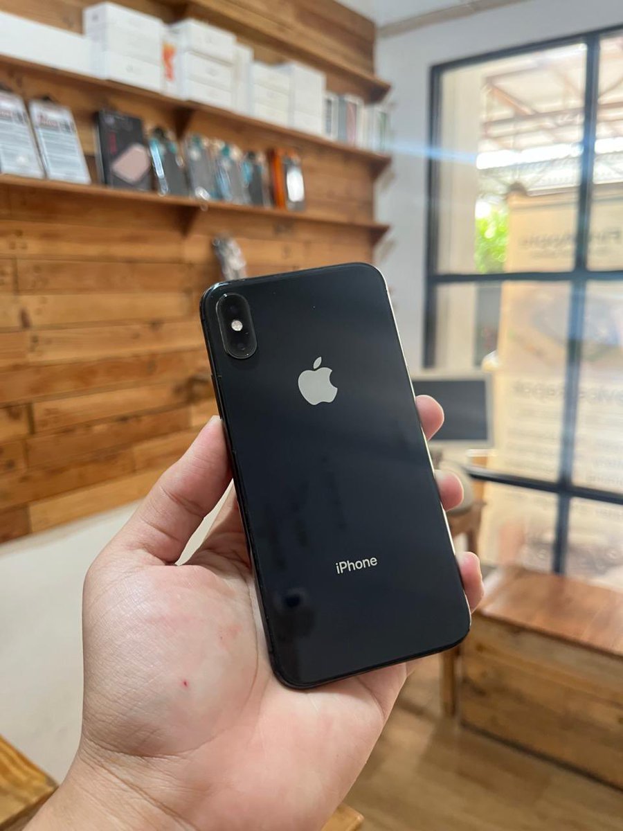 Mengganti backglass bukan cuma soal penampilan, tapi menjaga komponen dalam dari debu dan air. Kamera burem, konsleting pada logic board semua itu bisa terjadi karena backglass yang pecah. 
#GantiBackglassiPhone #ServiceiPhonemalang #iPhoneRepair #ServiceHP