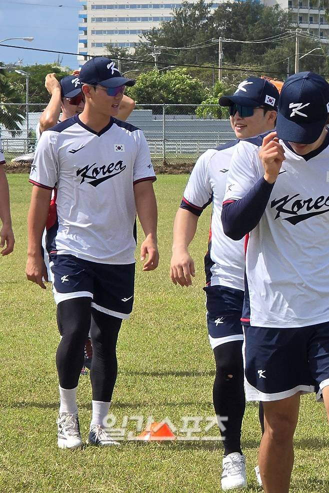 '어깨너머' 김혜성·'어깨동무' 문현빈, 김주원 "사이판 행복했어요" [IS 인터뷰]

"현빈이와 함께 웨이트 훈련을 하면 편하기도 하고 더 집중해서 하게 된다"라며 웃었다. 

귀국 후에도 문현빈과의 훈련에 대해 물었다. 김주원은 "캠프 내내 현빈이와 같이 훈련했다"라면서 "웨이트하면서 (야구와