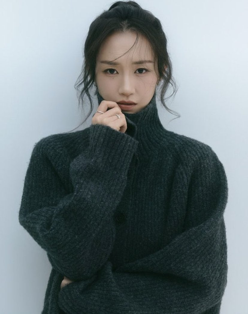 “I want to show a more grown version of myself as an actress at my new agency. I will infuse my acting with the emotions and experiences I felt on stage and become an actress with sincerity. Please look forward to and support my future activities” 
— Park Jieun