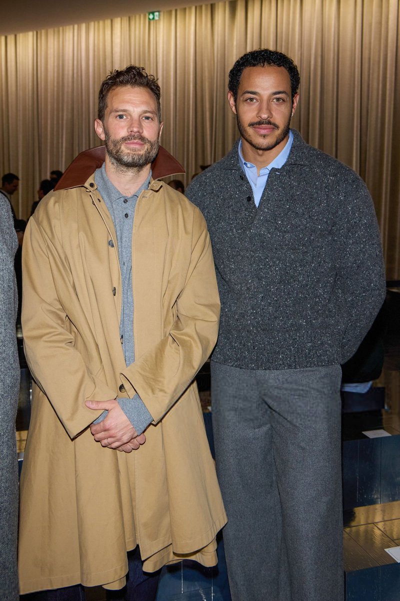 jdbrarchive's tweet photo. ���� | Jamie Dornan e Daryl McCormack durante o desfile da coleção masculina de Outono/Inverno 26/27 da Dior, que aconteceu hoje (21), na Semana de Moda de Paris. 

https://t.co/AB4K6ONPnu https://t.co/JoK21tH04R