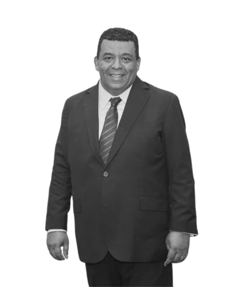 Ha fallecido un gran hombre. 

Juan Manuel Guerrero fue un profesional regio, académico de fuste, intelectual sólido y abogado ganador. Pero, por encima de todo, fue un ser humano exquisito: humilde, solidario, comprometido y afable.

Su magisterio dejó huellas firmes en