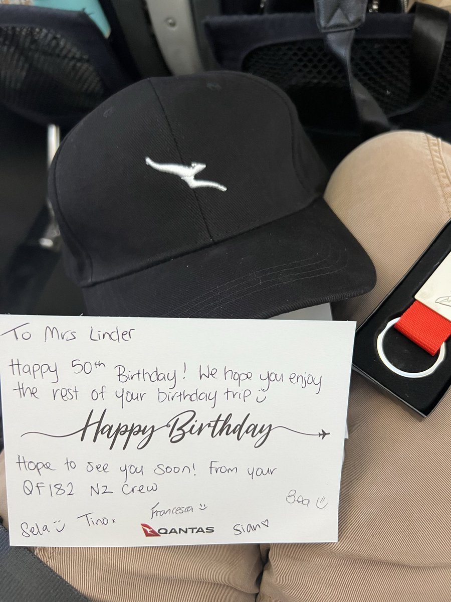 editorcori's tweet photo. @Qantas Thank you to your amazing flight crew who made my birthday flight to Sydney extra special today https://t.co/1TzzKEkGpF