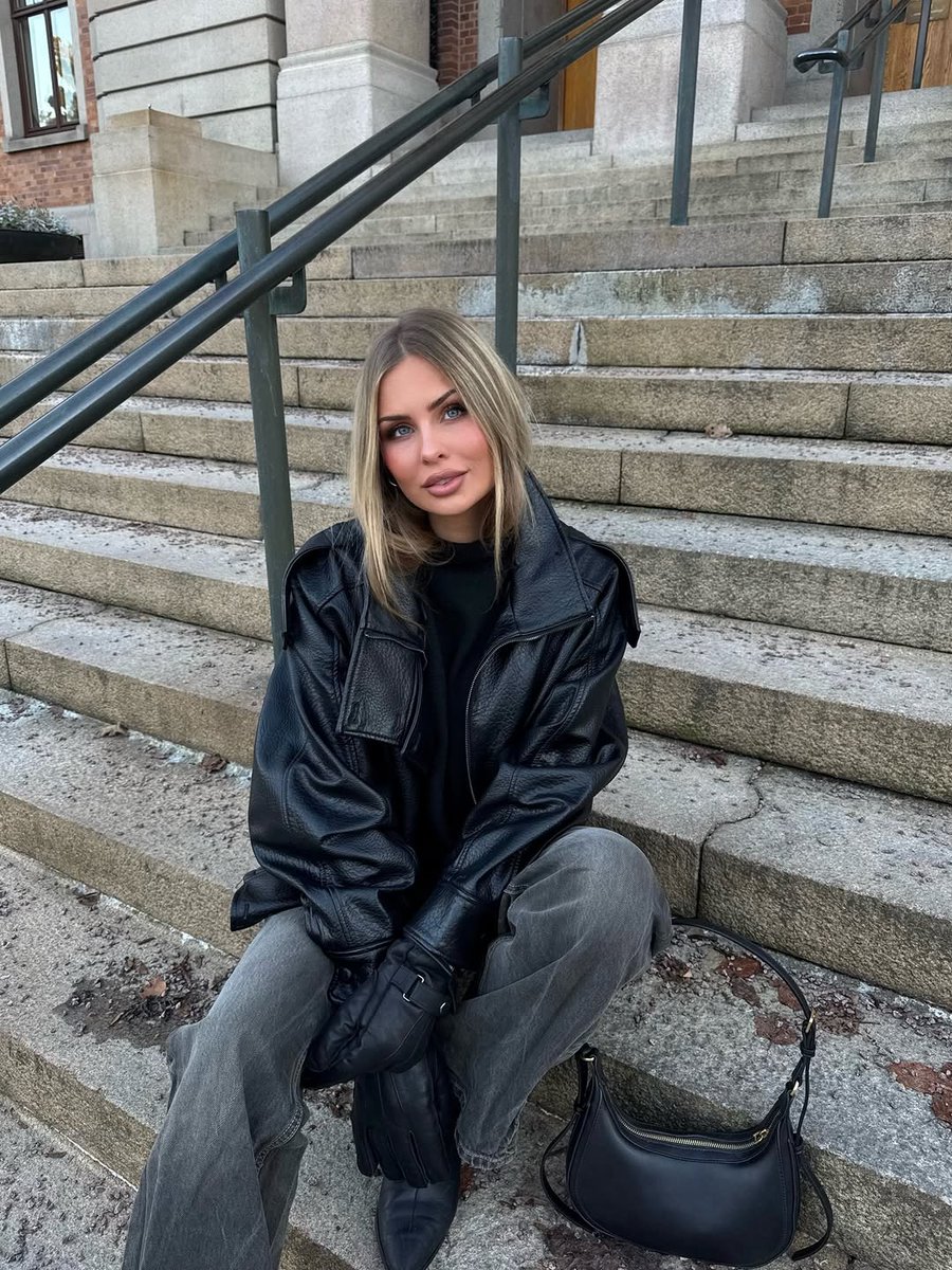 amandaastrand65's tweet photo. Jag och min skinnjacka mot världen. Vägra trotsa minusgrader 🖤 https://t.co/v0gxs3wHwq