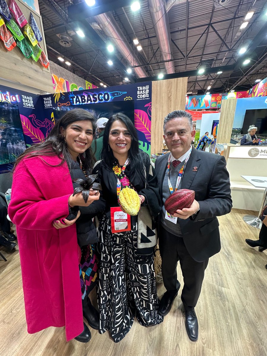 Hoy en el stand de Tabasco en #FITUR2026, la Secretaria de Turismo y Desarrollo Económico Katia Ornelas Gil recibió la visita de la Secretaria de Turismo de Chiapas María Eugenia Culebro y al Secretario de Turismo de Veracruz Igor Fidel Roji López. #TabascoEstaDeModa