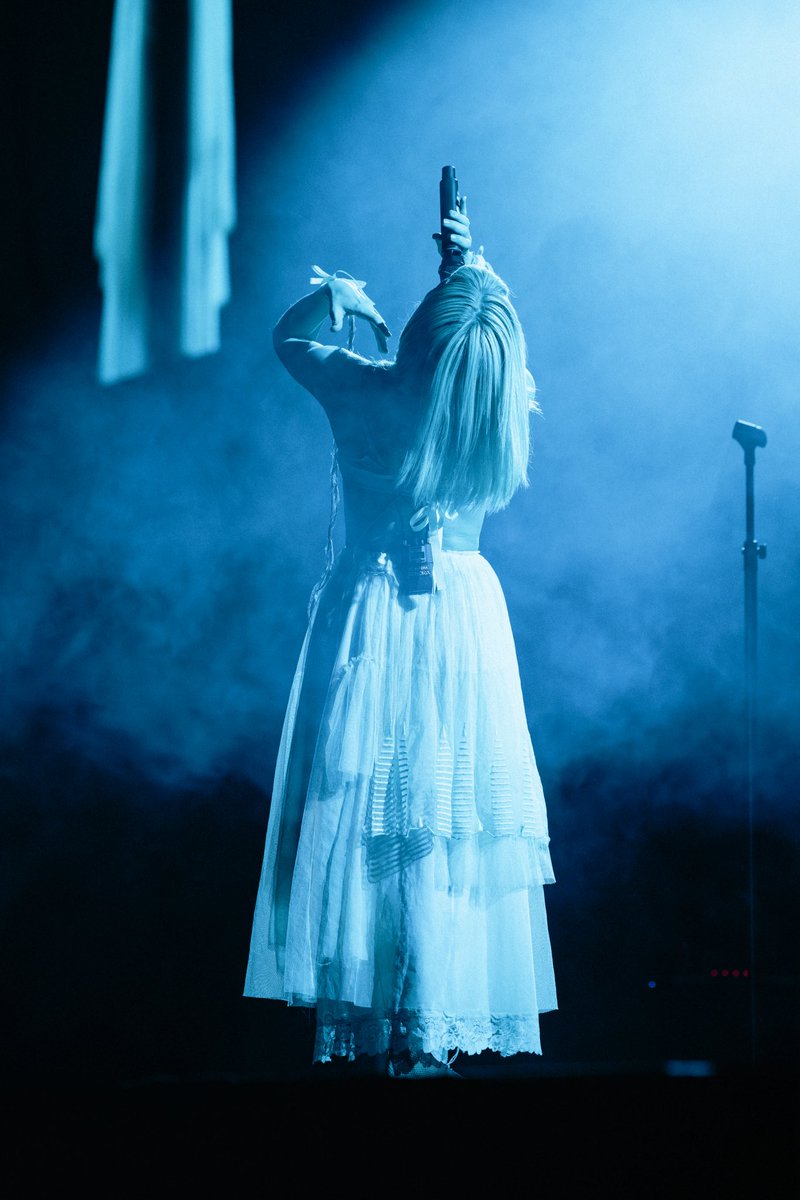 🌙✨ AURORA convierte la pantalla en ritual
El concierto más grande de su carrera en México llega al cine.
AURORA: What Happened To The Earth? es una experiencia inmersiva, íntima y poderosa filmada en el Palacio de los Deportes.
🎬 Desde el 4 de marzo en Cinépolis +QUE CINE.