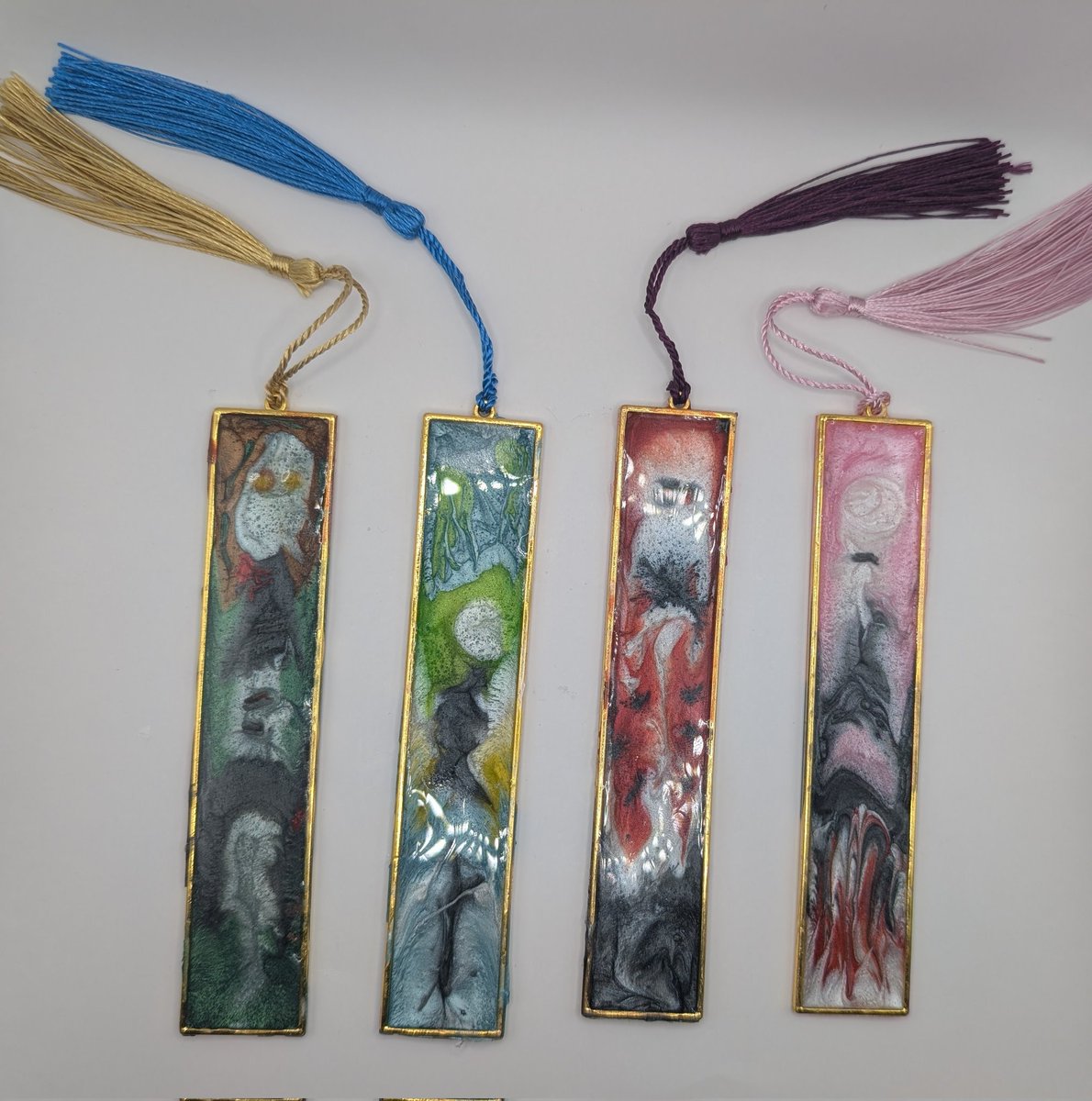 I made some resin bookmarks themed off of <a href="/TheBEASTIEZ/">The BEASTIEZ || #VTuber Group</a> <a href="/KairyuCrocodile/">🐊 Crocodile 🐊</a> <a href="/PiaPiUFO/">PiaPi 👽🥒Slime Girl VTuber【BEASTIEZ】</a> <a href="/beribug_/">Beri 🐞 VTuber</a> <a href="/ToriOriane/">Tori Oriane🥀</a> #KaiCrocArt #PiaPiArt #BeriArt #toriort

Only one of each made so far but if there is demand I can try making more!