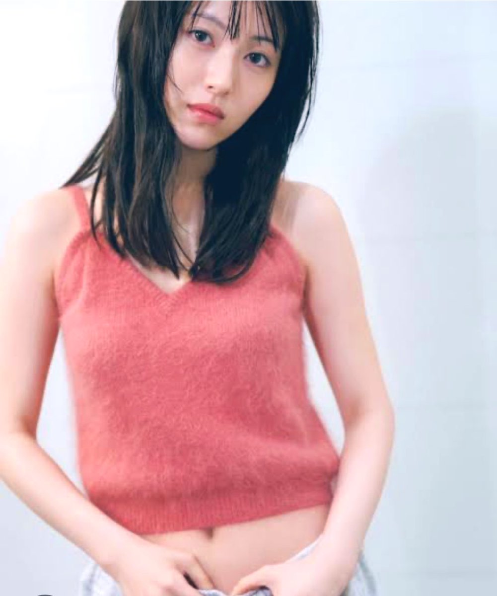 syake4shake's tweet photo. 浜辺美波のおなかもギュルギュルで
水も受けつけないってことは相当ゲロゲロだったんだろうねぇ

腹の音と嘔吐、苦しい顔みたすぎ
家で発症したのかな？それとも現場とかテレビ局のトイレで🤮？
1番は水も吐く辛い時に食べさせて腹に耳あてたい
腹おさえたりさすったりしてる姿、ゲロってるのも見たい https://t.co/kOPXvpbkiz