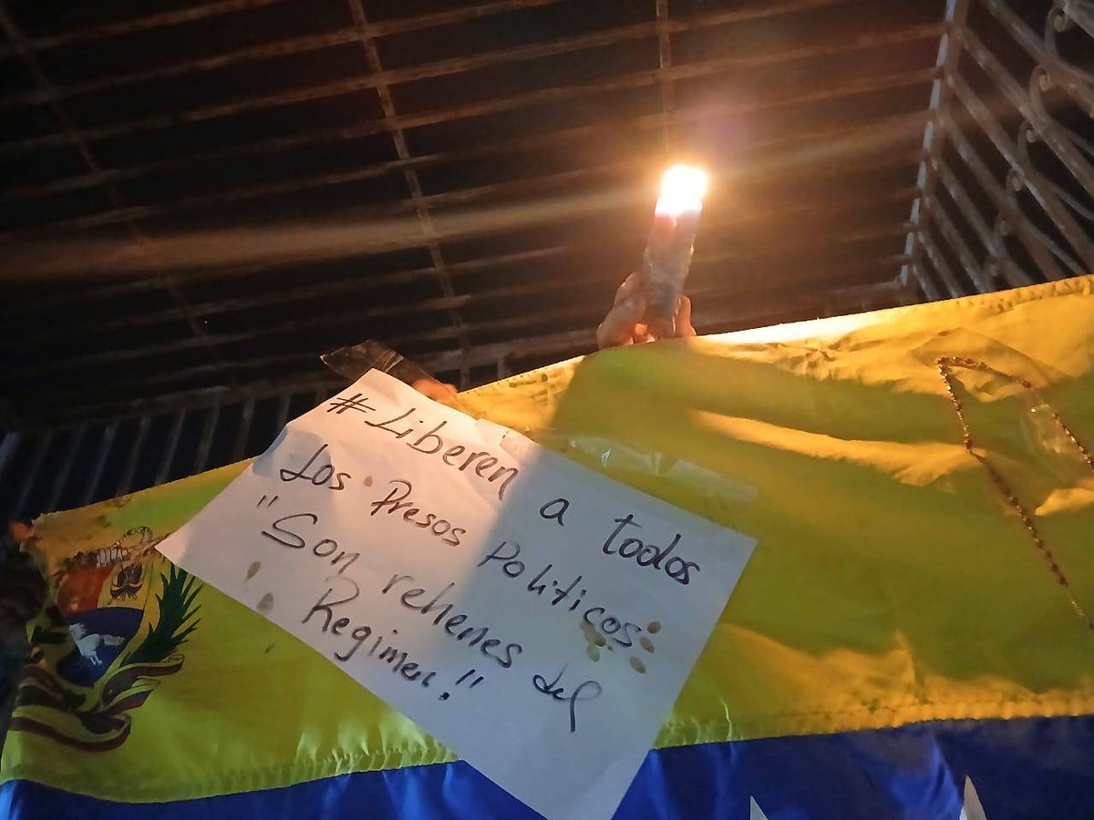 VenteBarinas's tweet photo. Que cese el hostigamiento, la persecución, las desapariciones forzadas, que cierren los centros de tortura.

Hoy exigimos la #LibertadParaLosPresosPolíticos 

#UnaLuzPorVenezuela
#QueSeanTodos https://t.co/j4YxwgBxGI