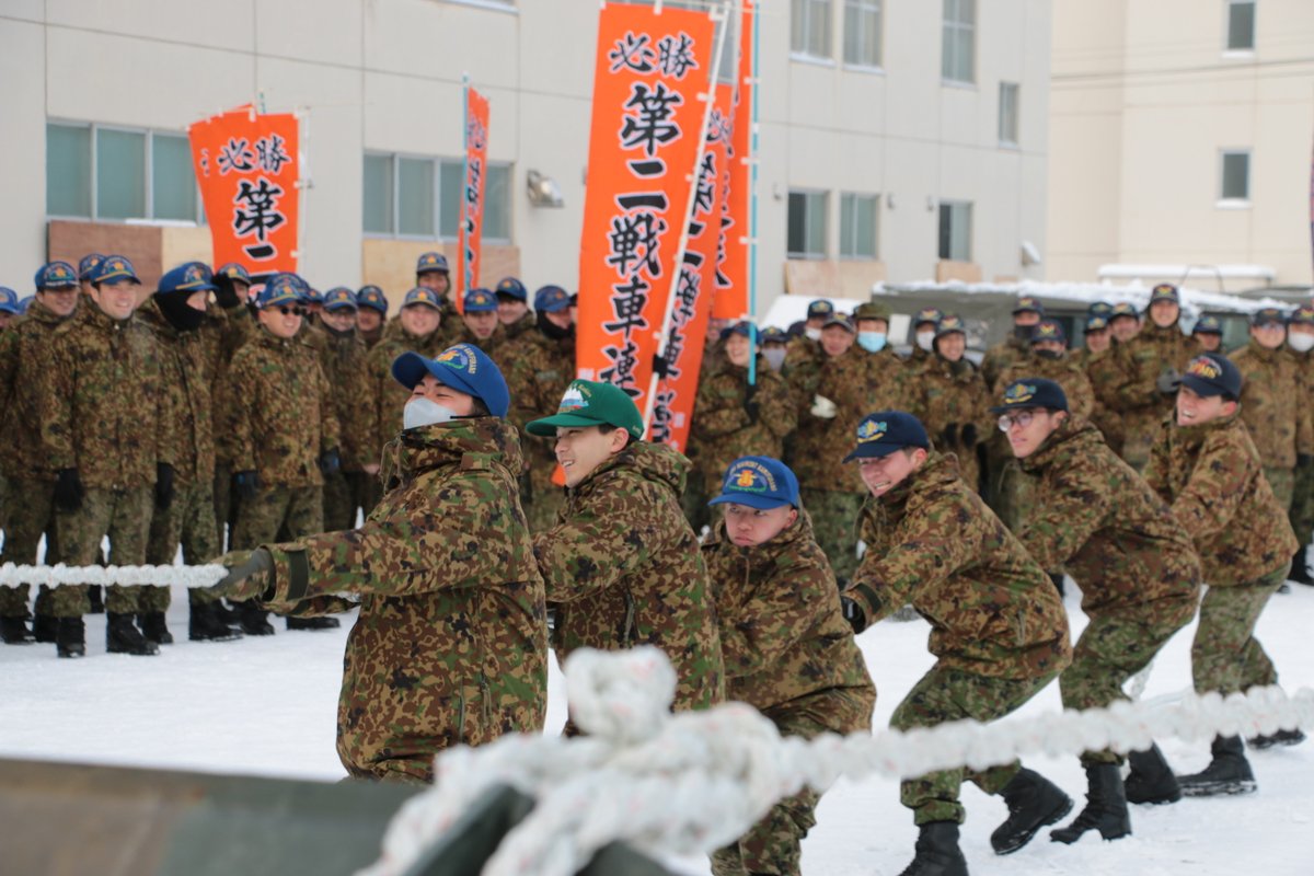 【第１部】
令和８年１月１６日（金）#上富良野駐屯地は、駐屯地所属の二十歳の隊員１７名の #二十歳を祝う会 として「二十歳の主張」、「#中型ドーザ との綱引き」を行いました。二十歳の隊員にとって記憶に残る行事となりました。