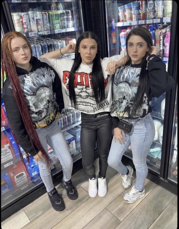 conangraygf's tweet image. eu, bruna e laura