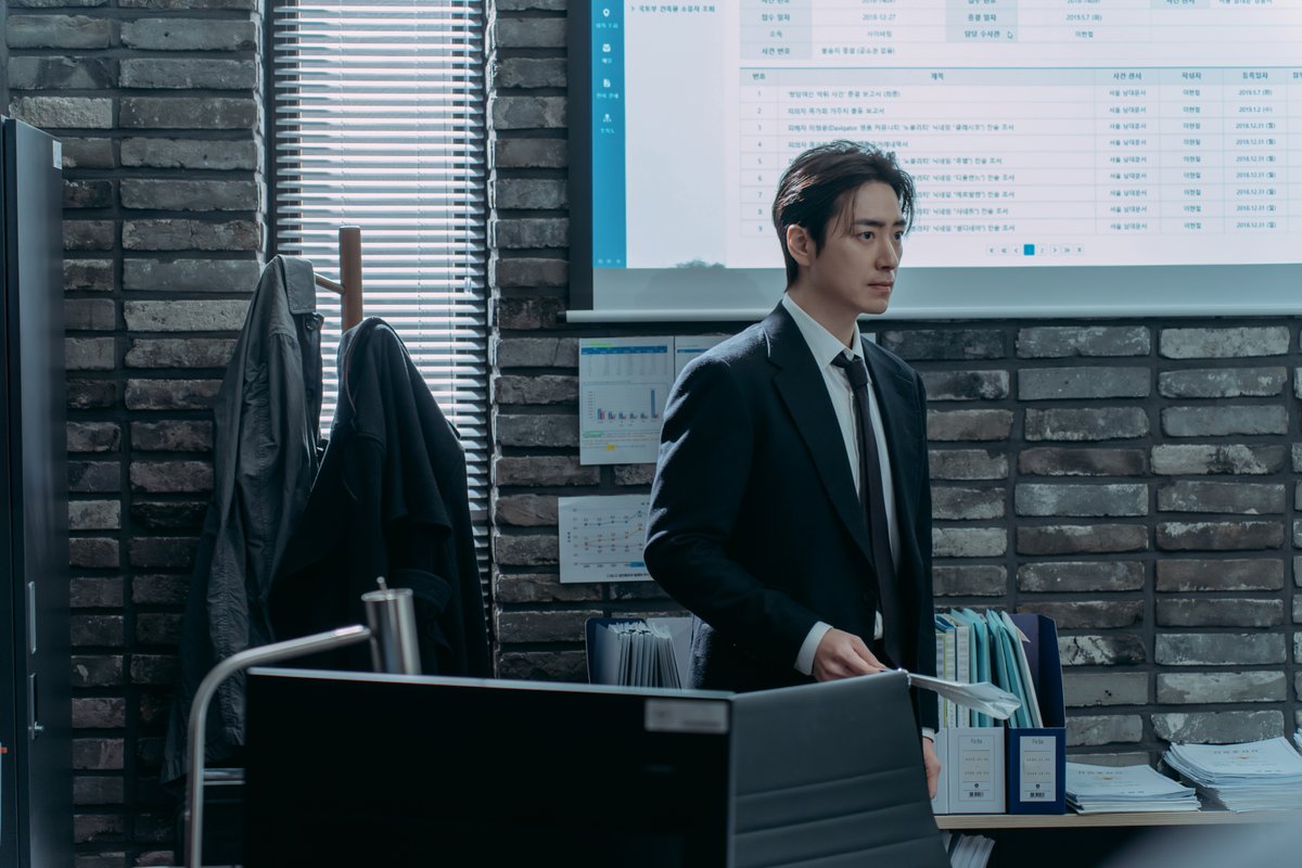 NetflixKR's tweet image. 사건을 쫓는 집념과 드러나는 진실 앞에서 겪는 혼란. 이준혁이 완성하는 형사 무경.

가짜일지라도 명품이 되고 싶었던 여자 사라킴과 그녀의 욕망을 추적하는 남자 무경의 이야기, &amp;lt;레이디 두아&amp;gt; 2월 13일 오직 넷플릭스에서.