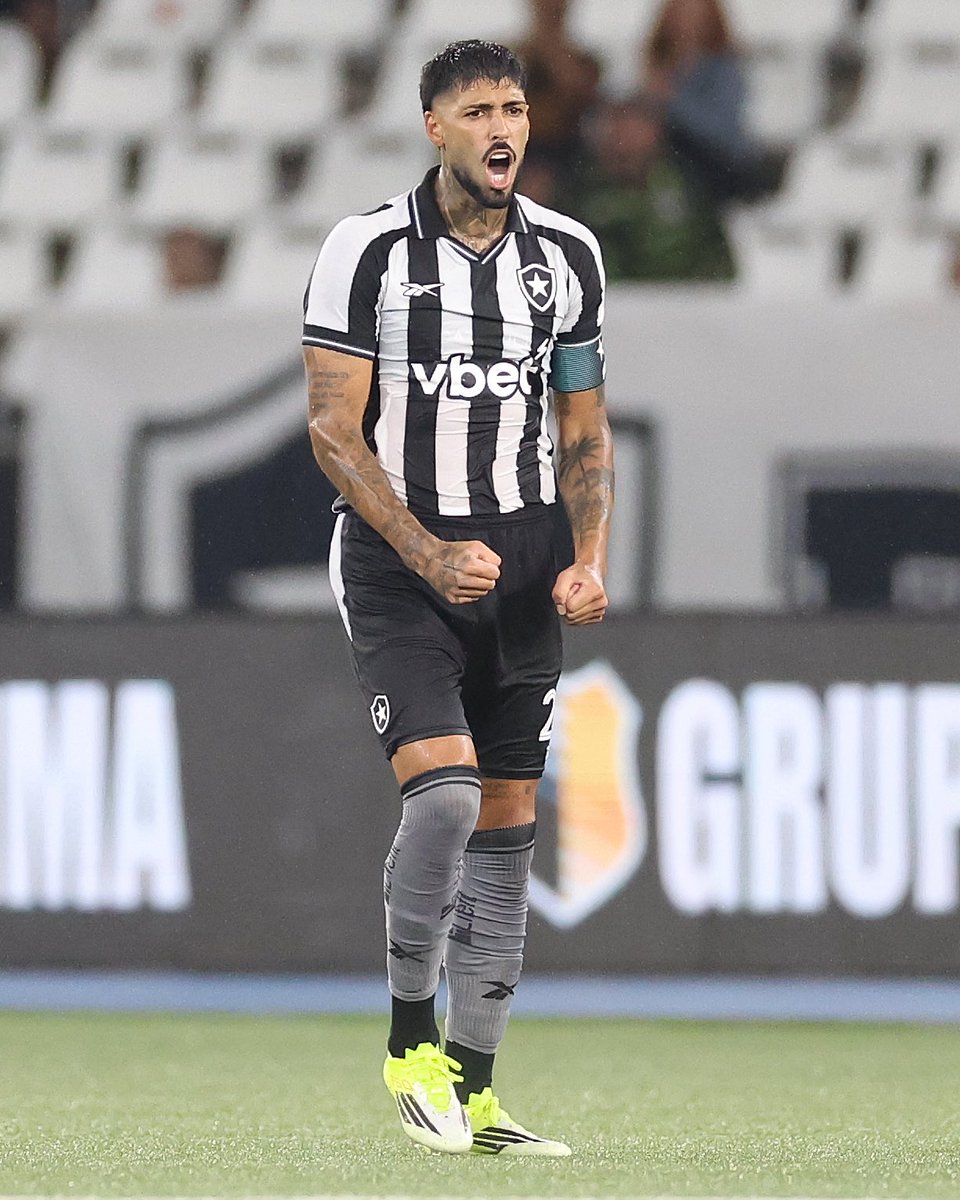 informafogo's tweet image. “Estou falando com o clube, não tem nada fechado. Eu tive várias propostas, mas a prioridade é ficar no Botafogo. Eu já falei isso. Eu não quero ir embora, eu quero ficar. O clube já falou com o meu empresário e estamos falando. Tem coisa que não depende de mim. O clube primeiro…