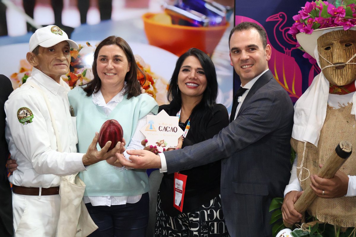 ✍️El #GobiernoDelPueblo, a través de la Secretaría de <a href="/Turismo_Tabasco/">Secretaria de Turismo y Desarrollo Económico</a>, realizó la firma de un Memorándum de Entendimiento en el marco de la FITUR Madrid 🇪🇸, con autoridades del Ayuntamiento de La Peza, España.

🤝Este acuerdo, que fue firmado por la secretaria, Katia Ornelas
