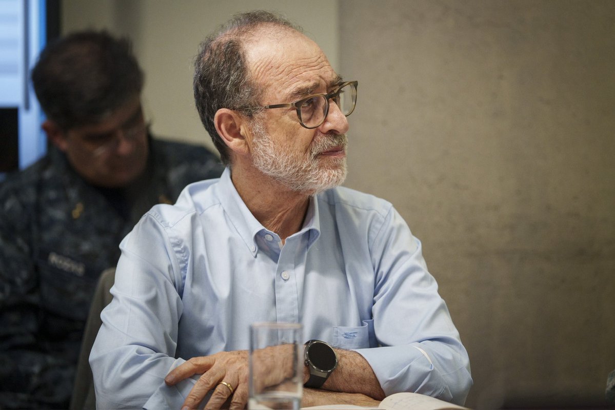 subse_ffaa's tweet image. Con motivo de las coordinaciones del @GobiernodeChile en el marco del combate a los incendios forestales, el subsecretario para las Fuerzas Armadas Galo Eidelstein junto al Jefe del @EmcoChile, general de aviación Leonardo Romanini, participaron de un nuevo COGRID en @Senapred.