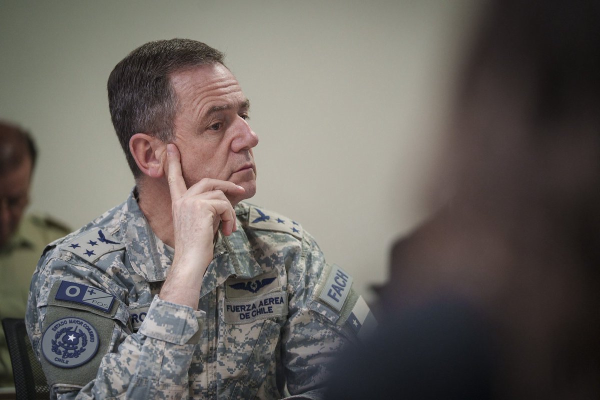 subse_ffaa's tweet image. Con motivo de las coordinaciones del @GobiernodeChile en el marco del combate a los incendios forestales, el subsecretario para las Fuerzas Armadas Galo Eidelstein junto al Jefe del @EmcoChile, general de aviación Leonardo Romanini, participaron de un nuevo COGRID en @Senapred.