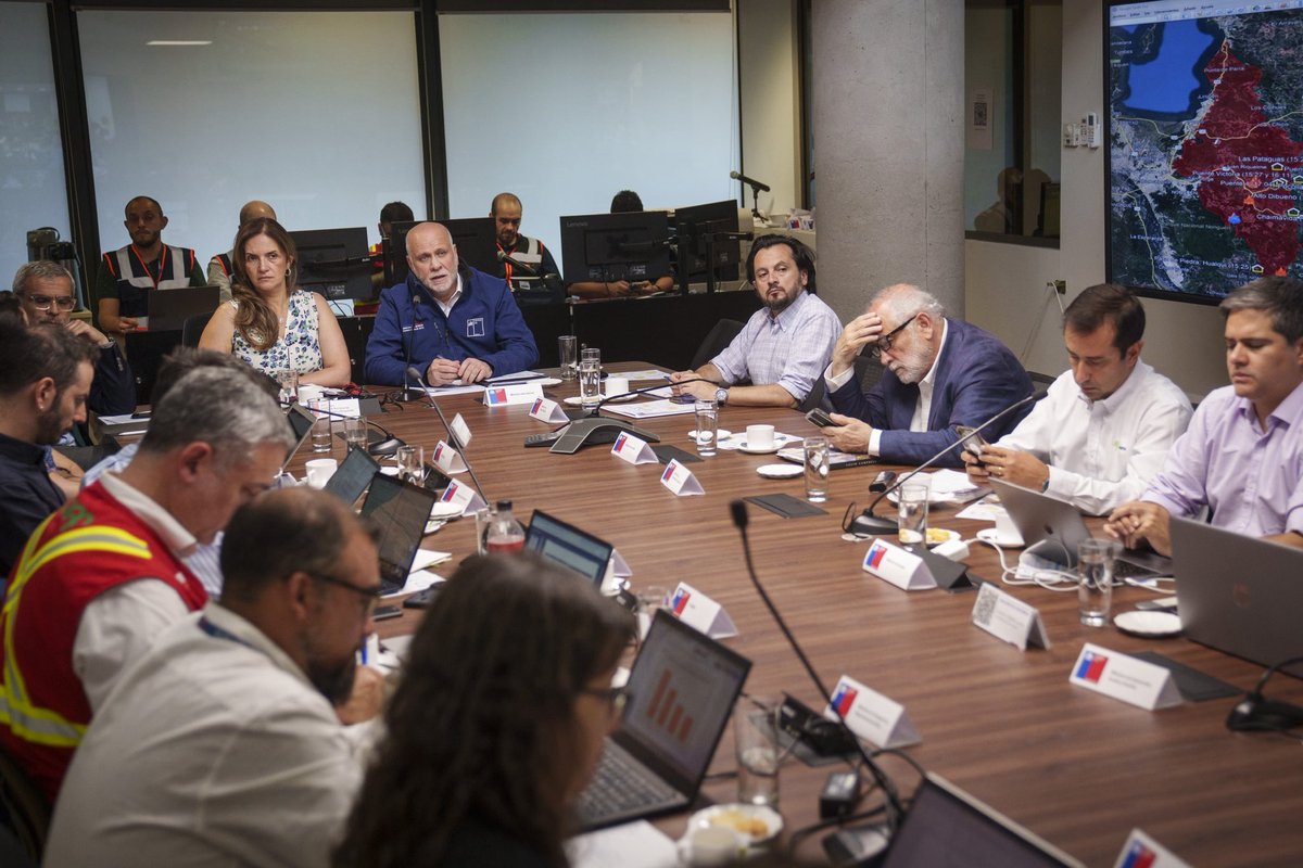 subse_ffaa's tweet image. Con motivo de las coordinaciones del @GobiernodeChile en el marco del combate a los incendios forestales, el subsecretario para las Fuerzas Armadas Galo Eidelstein junto al Jefe del @EmcoChile, general de aviación Leonardo Romanini, participaron de un nuevo COGRID en @Senapred.