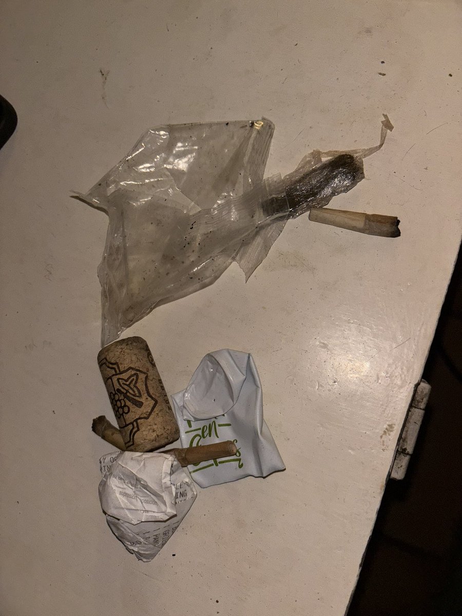 antimadame's tweet image. im freundeskreis hat sich so “omg tina schaut in ihren taschen nach” etabliert weil dann immer alle lachen was ich schon wieder für nen scheiß mit mir rumschlepp und heute haben mir aus 2 jackentaschen geholt:
3 joints wo noch 2 mal ziehen dran hängen 
~3€ hasch
- korken 
-…