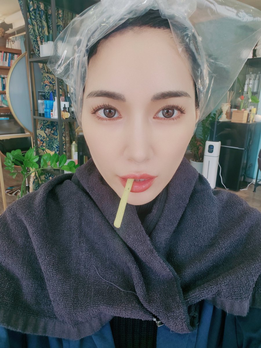 仕込んでいきます...。
カラー置いてる間に
じゃがりこタイム(..)♡

おいちぃ。
今日も頑張るよ～◎!