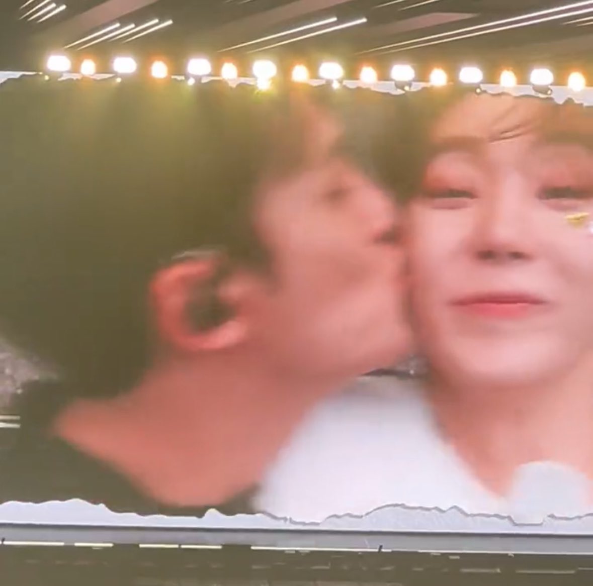 nyoooonatt's tweet image. 「볼에 뽀뽀를 헤주겠어」💋