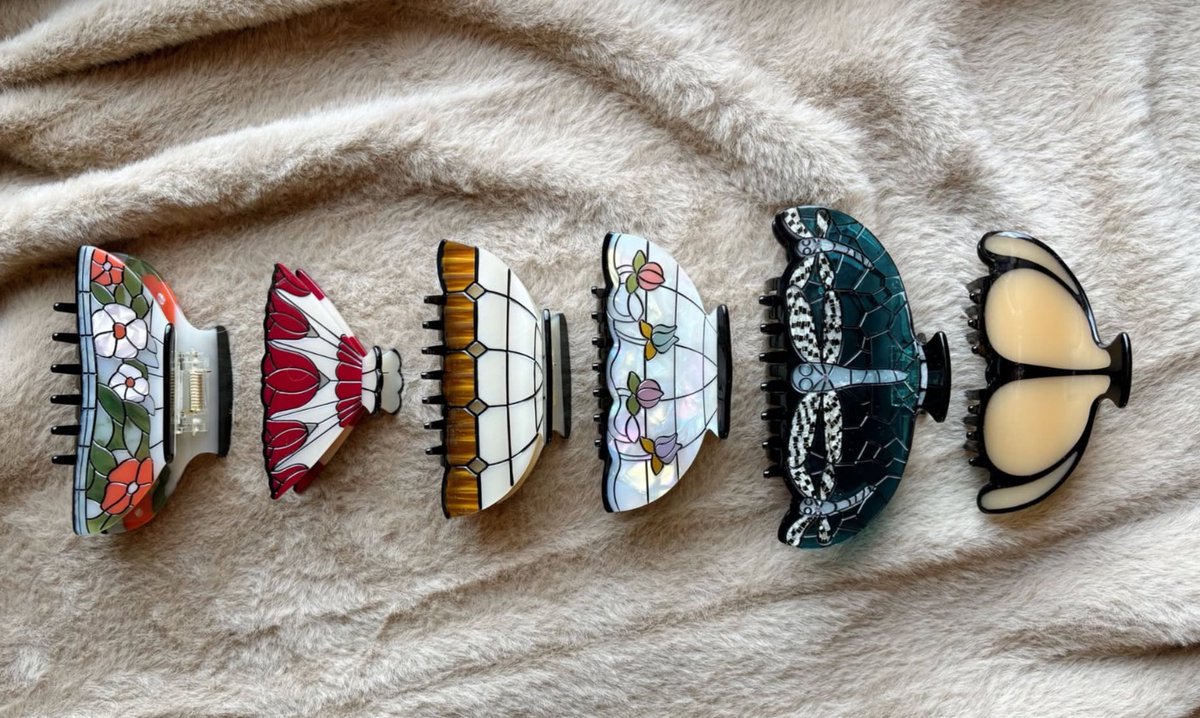 0002l4's tweet image. ここのヘアクリップも凝ってて可愛いな。1番右のデザインが好み。