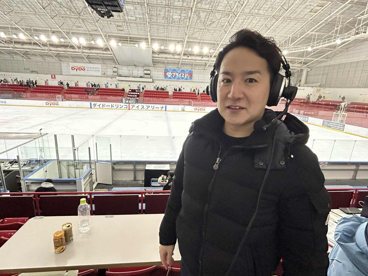 dougajidai's tweet photo. 今シーズン、華々しく開幕した、アイスホッケーのXHL（エクストリームアイスホッケーリーグ）。

解説者として、動画時代の配信席を守ってくれているのが、菊池秀治（きくち・しゅうじ）さん。

「日本で、アイスホッケーの新しいリーグが誕生したのは、凄い事だと思います！」

「東京、名古屋、滋賀の3チームが参加して、それぞれの会場で、これだけのお客さんを呼んで、映像も、音響も、照明も凄くて、盛り上がっています。可能性しか感じないリーグだと思っています」

「これまで解説した試合の中には、12月6日の『名古屋オルクス×東京ワイルズ』の一戦の様に、ワンプレーワンプレーに気持ちが入った、逆転で勝利が決定する、アイスホッケーの魅力の全てが詰まったような試合もありました。スキルの高い戦いに、一ファンとして、ワクワクしました」

「現状、（韓国のチームを含めた6チームで争われている）アジアリーグがありますが、XHLには、日本のトップレベルの選手も多いです。XHLのチームが、アジアリーグのチームに勝つ日が、絶対に来ると思います。アジアリーグは、良い意味での危機感を感じていると思います」

「追いつき、追い越せ。いや、絶対に追い越すという気持ちで、XHLには頑張ってもらいたいです。アイスホッケー関係者の一人として、僕も貢献できれば！」

菊池さんの次の解説は、1月24日（土）19時50分フェイスオフ「名古屋オルクス×滋賀ブルーライズIHC」戦です！

【菊池秀治（きくち・しゅうじ）さん】
※出身／東京都中央区
※球歴／西武ホワイトベアーズジュニア（東伏見）→埼玉栄→法政大学→東北フリーブレイズ→チャイナドラゴン（中国のチーム）→東北フリーブレイズ→30歳で一度現役を引退→横浜グリッツで現役復帰して3年間プレー→引退。