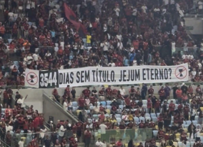 Faixa da torcida do Flamengo em provocação ao Vasco no Maracanã:

“3.544 dias sem título. Jejum eterno?”

📸 <a href="/brunodoubs/">bruno doubs</a> | <a href="/PapaRubroNegro/">Paparazzo Rubro-Negro</a>