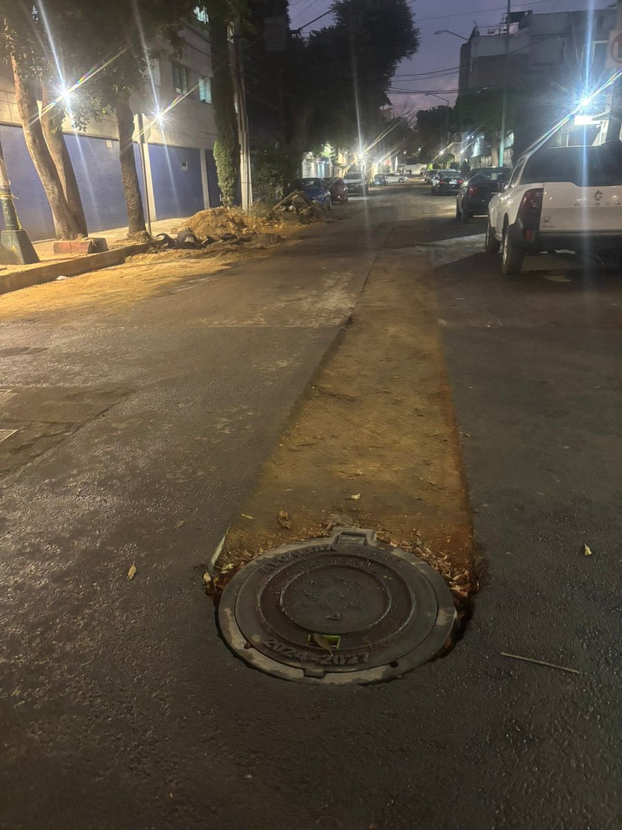 BJemperadores's tweet photo. Se reportan obras inconclusas en Prolongación Emperadores, alcaldía Benito Juárez. Favor de apoyarnos a terminar y dejar limpia la calle. @C5_CDMX @LuisMendozaBJ @BJAlcaldia https://t.co/EbWBLi1wPK