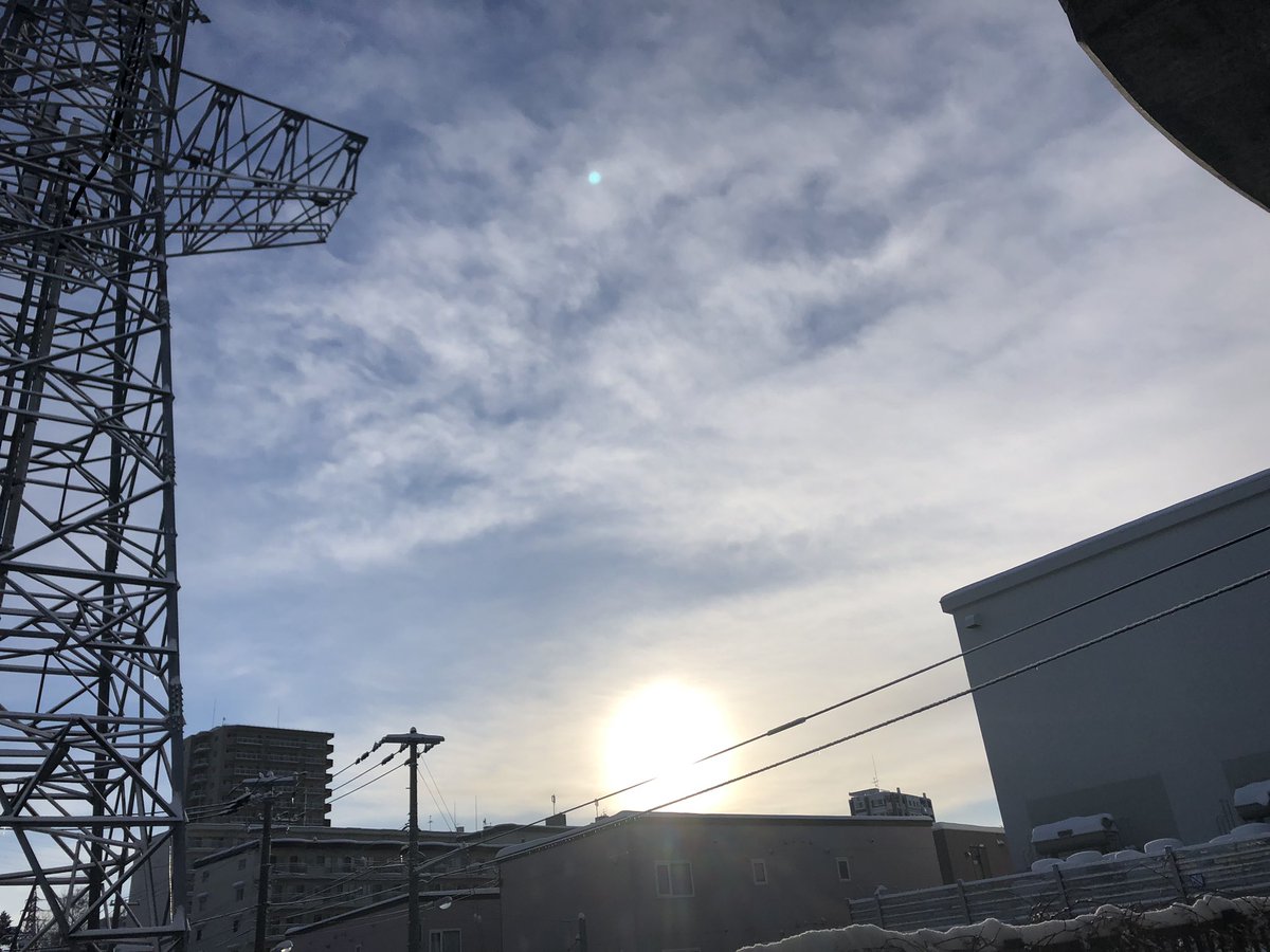 tacchyal's tweet photo. マイナス10℃😜
おはようございます😝

歩道が膝上なので車道を歩くが
もうこの時刻は走行車もいて

しかし札幌市のなかでも
このあたりは割と災害感がとても少ないんだよね
ま〜一冬5メートル降雪の地としては

#イマソラ #アサソラ #朝空 #朝焼け #Sungaizing #札幌　#北海道　#snow #雪　#寒波 https://t.co/MzDPJslO4z