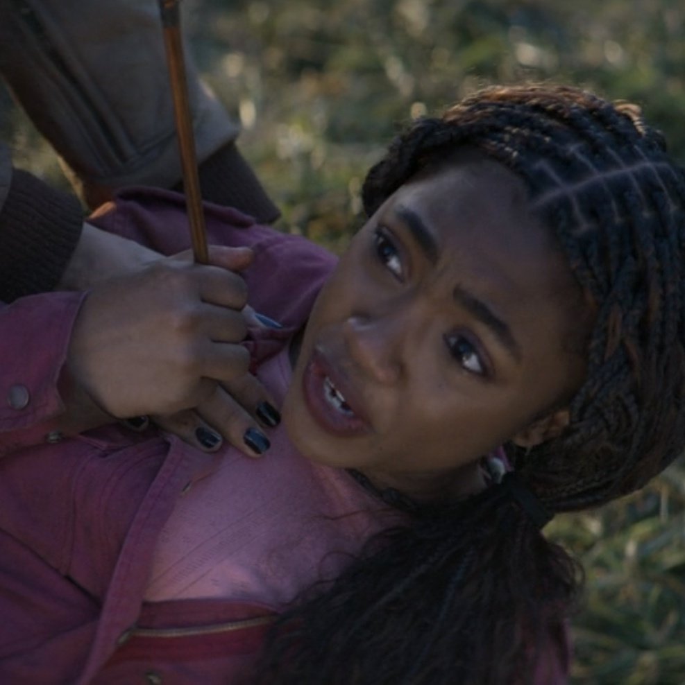 La manera en la que Percy cruza todo un campo de batalla activo solo para asegurarse que Annabeth está bien es el mismo Percy que en pleno momento crítico de la guerra dejara a un lado el escuchar las actualizaciones para ver qué Annabeth este con vida, no importa si el mundo cae