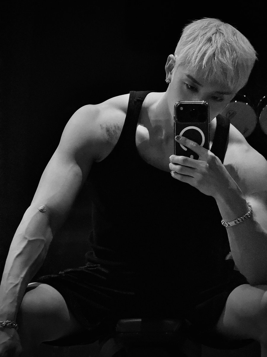 wolfchannieluv's tweet image. De hecho si estoy entrenando Chan 👅 Prometo este año ponerme más grande 🙏 
#StrongforBangchan