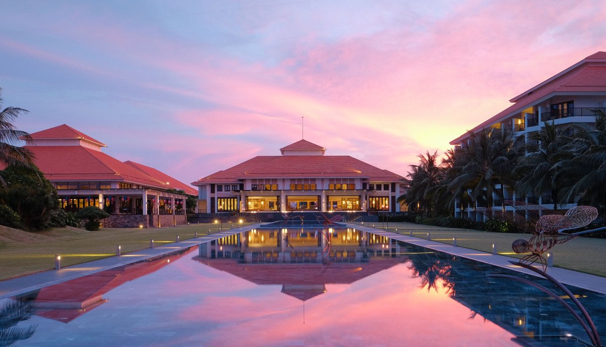 白砂のビーチが広がるバック ミーアン・ビーチに佇む「プルマン・ダナン・ビーチ・リゾート」。インフィニティプールでのんびり過ごしたり、海岸を散策したり、サウナで癒されたり―ロマンスとラグジュアリー漂う、特別なひとときをお楽しみください。