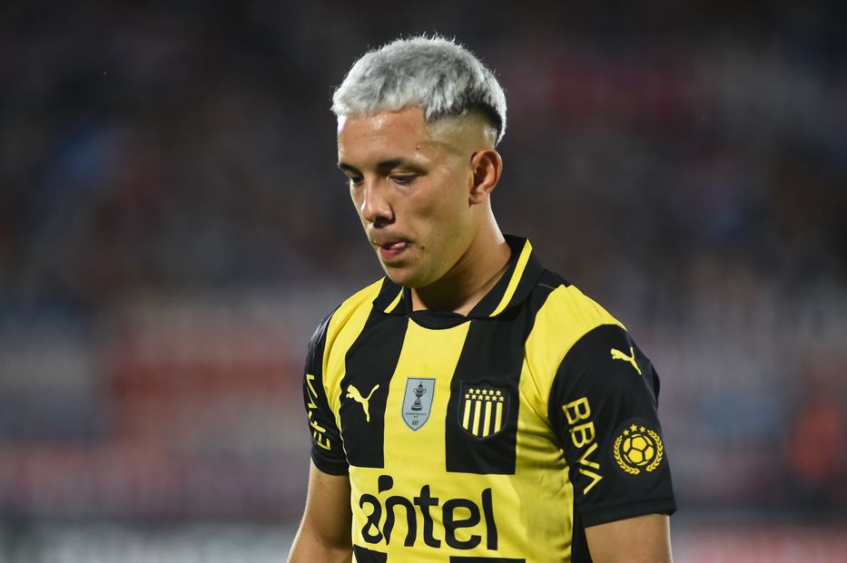 🚨🟡⚫️ NO SE AGUANTA MAS LEO FERNÁNDEZ TROTANDO Y SIN PRESIONAR

No presiona ni una pelota, arriba corre solo Arezo marcando para todos lados.
Leo Fernández fiolando, cuándo no tenemos la pelota jugamos con uno menos , así es imposible.

Te banque todo el 2025 , HAY QUE CORRER!!