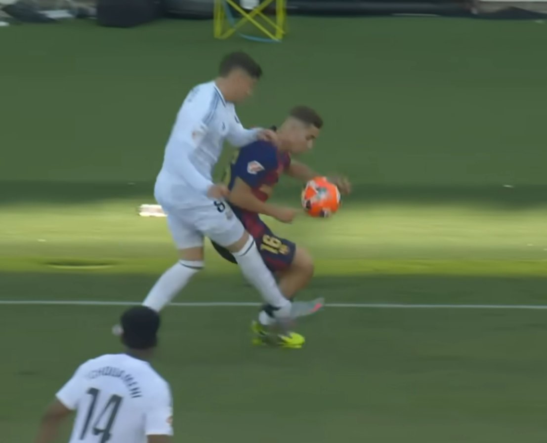AndroZz_'s tweet photo. @Gazlooz @Diaby_lv1 Sur un duel, le joueur touche le ballon du bras, dans la vidéo on ne peut pas le voir, sous cet angle c'est beaucoup plus visible https://t.co/qRWVGUAGnZ
