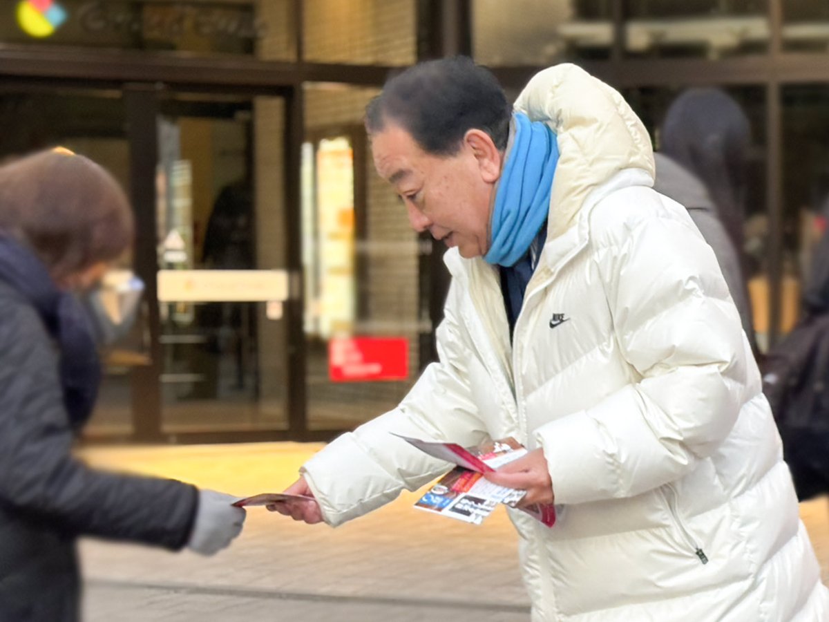 NODAYOSHI55's tweet photo. 新党「中道」に入党し、初めての朝の駅頭を、所沢駅にて行いました。
今朝の所沢は−1度の気温。全国各地で大雪が降り、厳しい状況が続いています。
物価高対策に加え、受験生の皆さん、選挙事務にあたる自治体職員の皆さんの負担も気がかりです。大雪の中での公営掲示板の設置は、現場にとって大きな緊張を伴う作業です。
それらの重みをしっかりと受け止めて、この理不尽な解散に立ち向かってまいります。