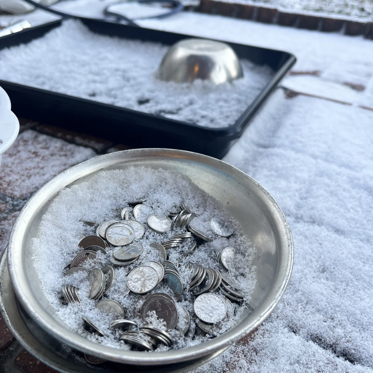 古道具屋が仕立て直したアクセサリー 昨日は氷漬けのコインでしたが、ついに、今朝は雪粉のコイン。 たまたまですが、画像の硬貨は北欧フィンランド。  昼間でも庭の水道が痛くて、途中で断念しました。滋賀県の南部エリアなので、それほど深くは積もってませんが、小学生 ...