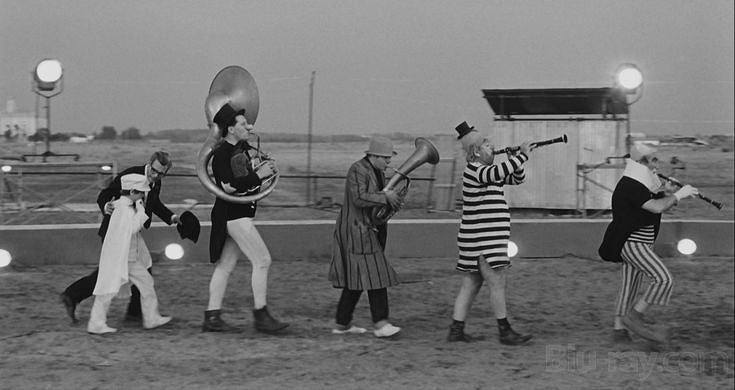 literlandweb1's tweet photo. "No hay un final. No existe un principio. Solamente existe una infinita pasión por la vida".
Federico Fellini
📷"8 1/2", Federico Fellini (1963). https://t.co/UvoQwdd9fD