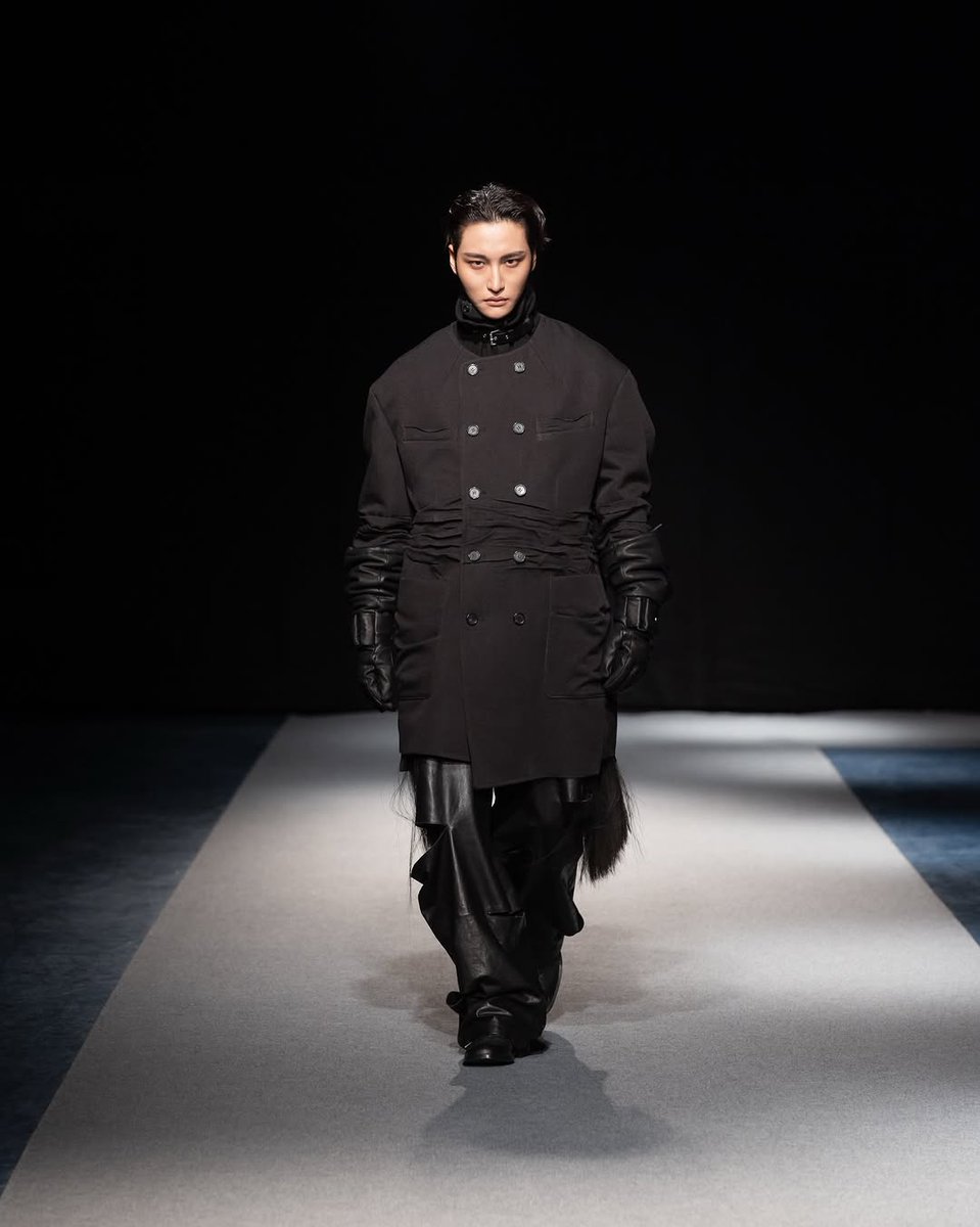 marchingtiny's tweet image. 조만간 성화 이자벨마랑 첫 런웨이 때부터 어제 송지오 런웨이 사진들 인화해서 책상 앞에 붙여둘거임.. 사실 나는 겁도 많고 새로운 도전에는 늘 고민만 하고 닥치는 일 쳐내기에 급급한, 딱히 노력조차 하지않는 안일하고 게으른 인생을 살고있었는데.. 도전하고 꿈을 이루는 성화는 내 동기부여💪🖤