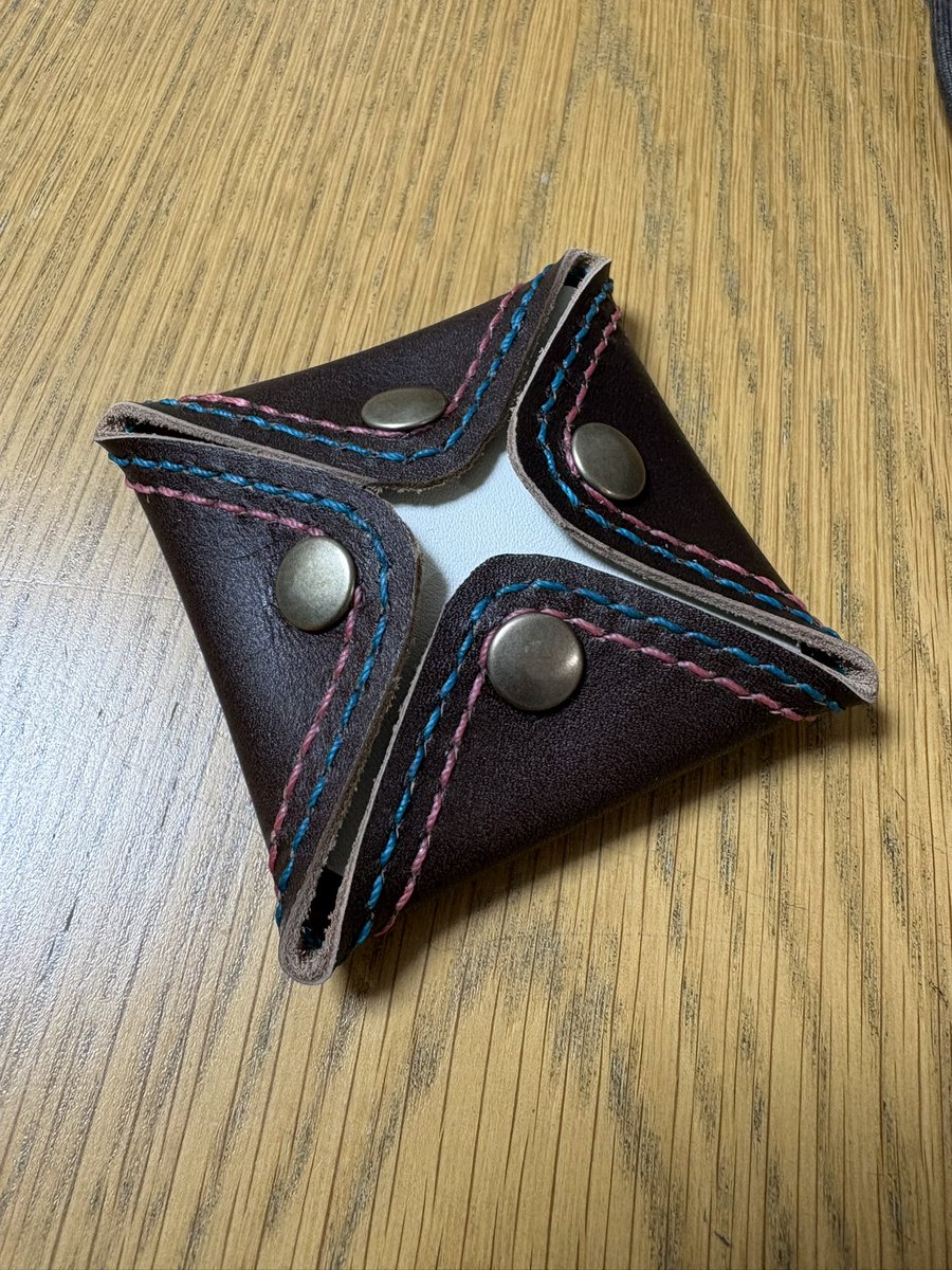 スクエア型コインケース。4方向、どこからでも開けることが可能な便利グッズです。 #作業療法 #就労支援 #レザークラフト