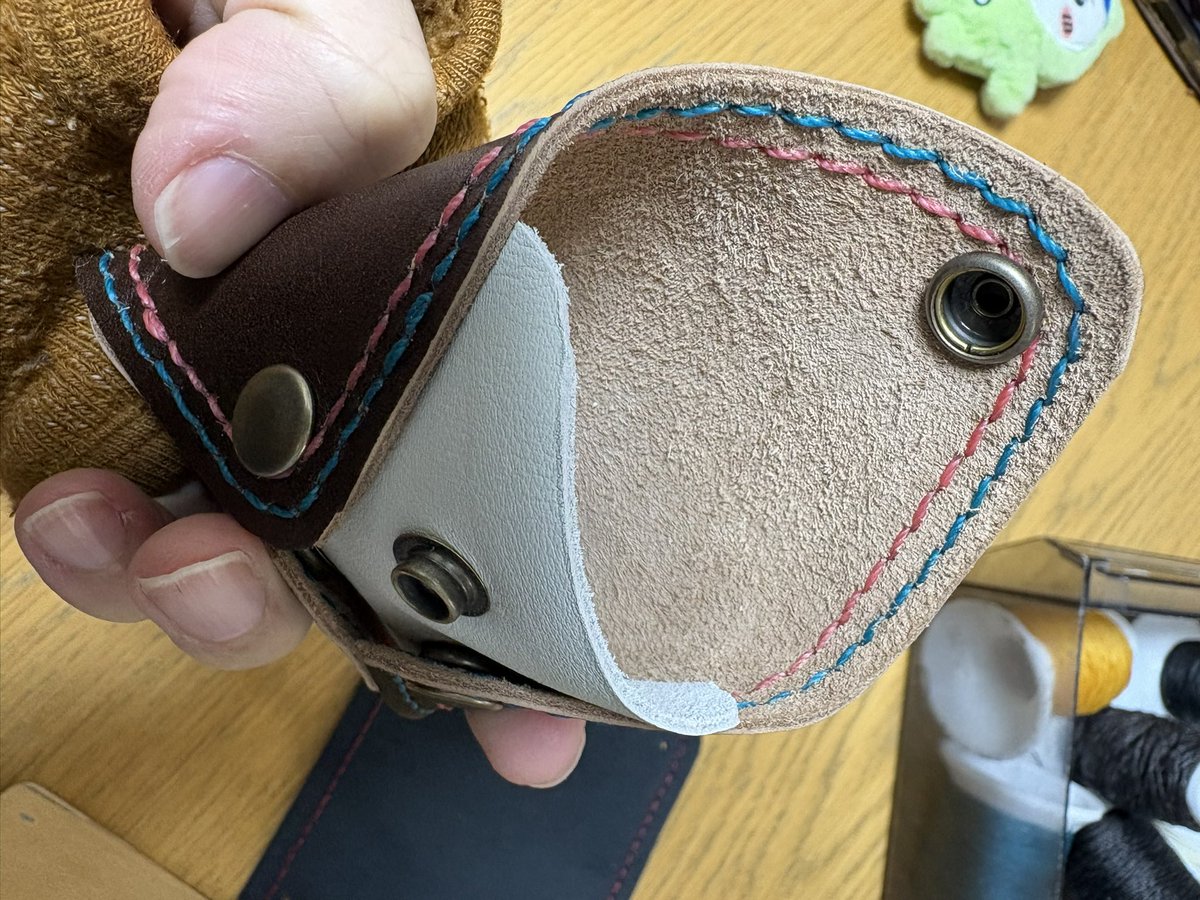 スクエア型コインケース。4方向、どこからでも開けることが可能な便利グッズです。 #作業療法 #就労支援 #レザークラフト