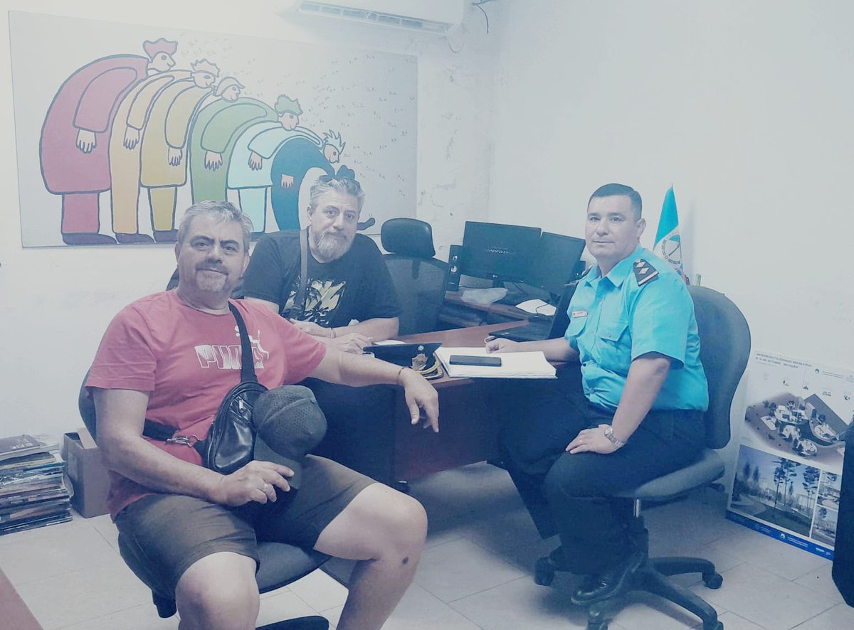 CocVecinal's tweet photo. En el día de hoy reunion con el jefe de la jurisdicción Comisaría 4ta, Cr. Hugo Rosas, charlas de acciones de trabajo, prevención barrial, sectores de mayor inseguridad, problematicas con las motos entre otros temas, muy buena predisposición de trabajar con la comunidad CD COC https://t.co/C0qeNddUOt