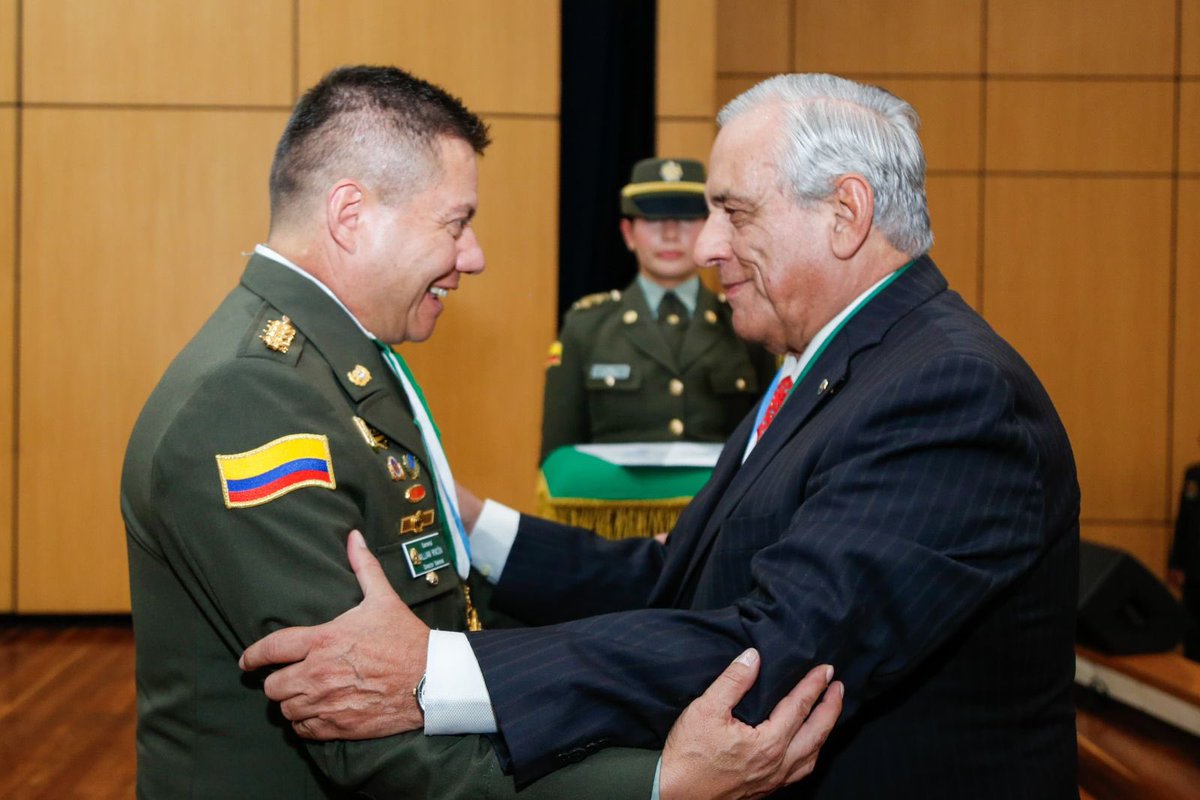 ¡𝗦𝗘𝗚𝗨𝗜𝗥𝗘𝗠𝗢𝗦 𝗘𝗦𝗖𝗥𝗜𝗕𝗜𝗘𝗡𝗗𝗢 𝗟𝗔 𝗛𝗜𝗦𝗧𝗢𝗥𝗜𝗔 𝗗𝗘 𝗟𝗔 𝗣𝗢𝗟𝗜𝗖𝗜́𝗔 𝗡𝗔𝗖𝗜𝗢𝗡𝗔𝗟!

Recordar de dónde venimos es nuestra mayor responsabilidad para saber hacia dónde vamos. Hoy recibo con humildad esta condecoración de la Academia Colombiana de