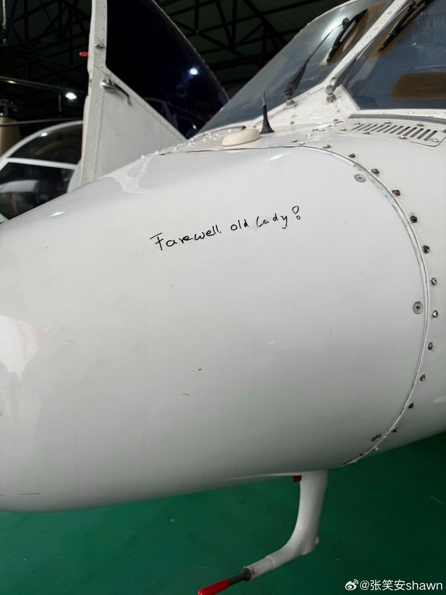 CEntMelons's tweet photo. One of the most hilarious drama rumors.
#ALoveConfession #告白 Starring #WangXingyue #DengEnXi  was rumored to have changed the ML's job from a pilot to a taxi driver 😂

The director and official account quickly shut it down by posting photos of an airplane on set. https://t.co/huj2Ki6LfT