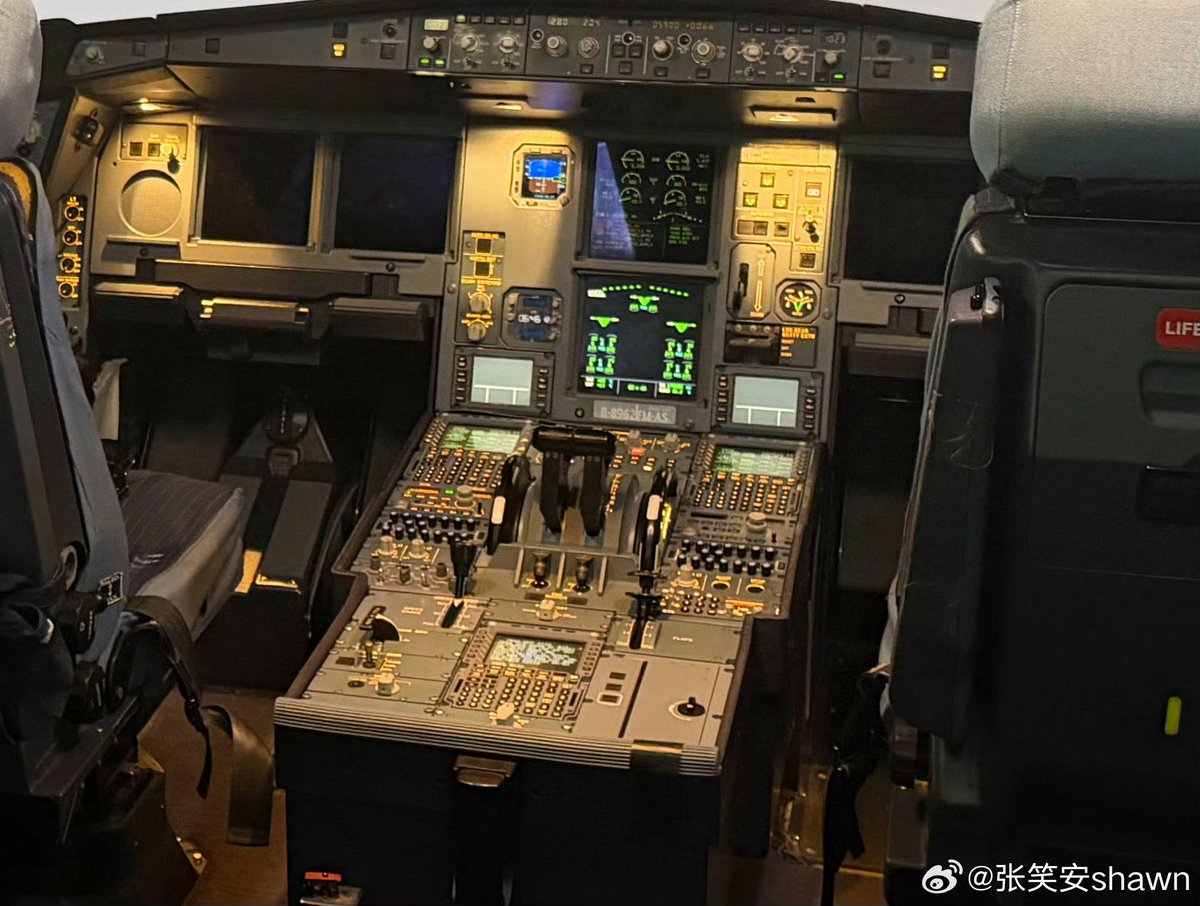 CEntMelons's tweet photo. One of the most hilarious drama rumors.
#ALoveConfession #告白 Starring #WangXingyue #DengEnXi  was rumored to have changed the ML's job from a pilot to a taxi driver 😂

The director and official account quickly shut it down by posting photos of an airplane on set. https://t.co/huj2Ki6LfT
