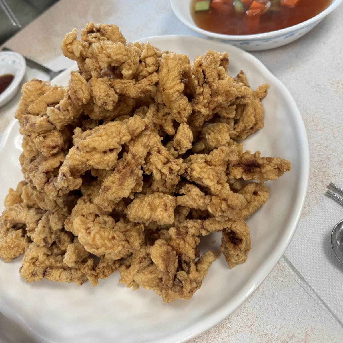 heaonii's tweet image. 옛날 탕수육 스타일 좋아하시는 분은 
아산에 ‘목화반점’ 꼭 가주세요 ,,🤤
제가 먹어본 탕수육 중에 1등‼️
부먹, 찍먹 다 가능합니다☺️,,,
웨이팅 쩔기때문에 꼭 일찍 가셔서 이름 적으셔야해요 탕수육 먹고 주변 현충사 구경하기 추천드립니다❣️