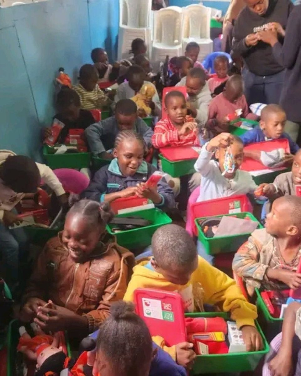 Last week, children received gift-filled shoeboxes at an outreach event in Kenya! 🎁

This country has strict customs regulations, which make shoebox gifts that were built online the perfect solution to open the door to sharing the Gospel of Jesus Christ. ❤️