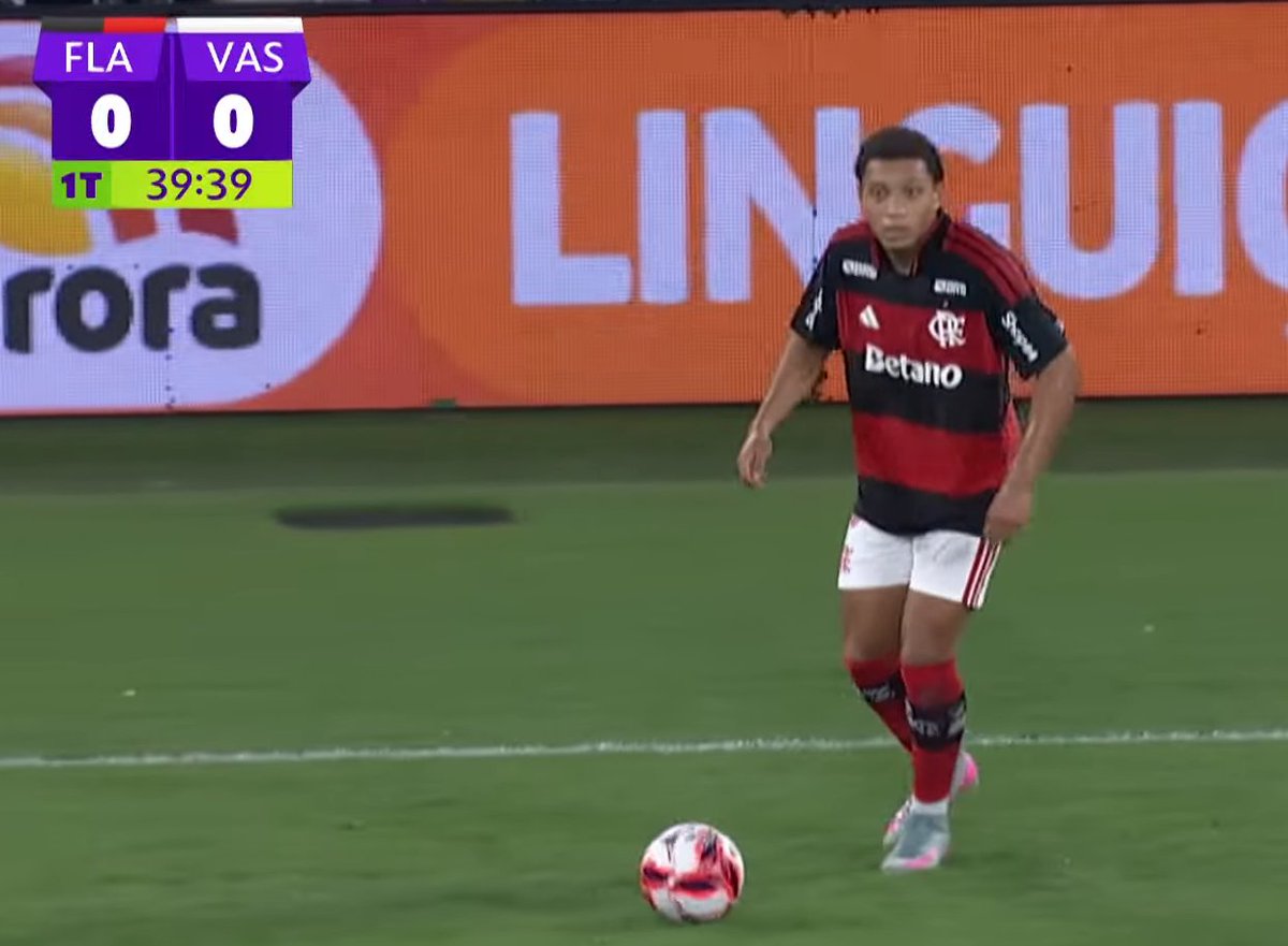 JOTACARDOSSOO's tweet image. A transmissão em 1080p estava travando muito, coloquei em 720p e, quando a imagem voltou, me deparei com isso e automaticamente pensei: “Ué, a qualidade da transmissão embranqueceu o Plata?” KKKKKKKKKKKKKKKKKKKKK #FLAxVAS #GETV #CariocaNaGETV